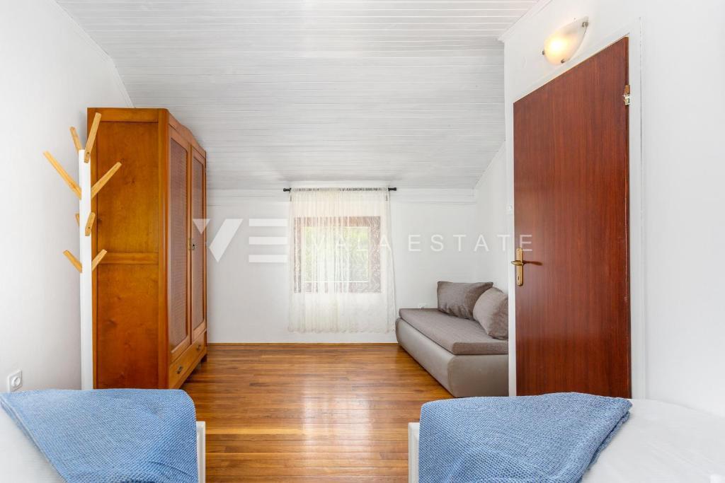 DUE CASE IN PIETRA CON PISCINA IN POSIZIONE TRANQUILLA