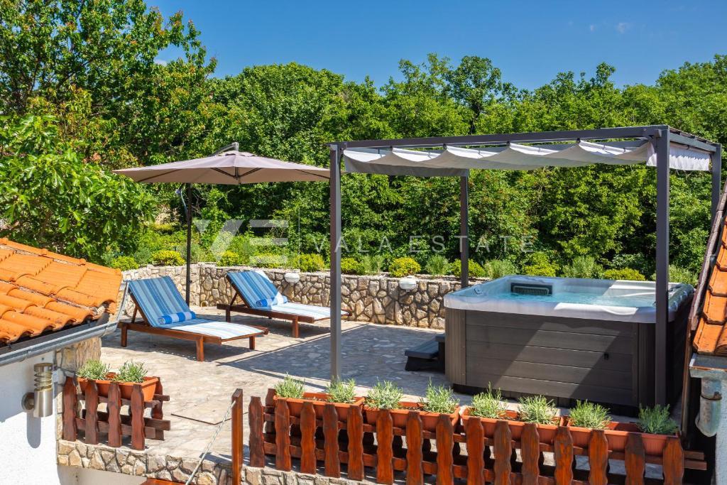 DUE CASE IN PIETRA CON PISCINA IN POSIZIONE TRANQUILLA