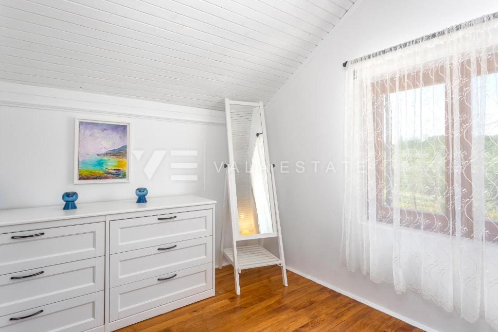 DUE CASE IN PIETRA CON PISCINA IN POSIZIONE TRANQUILLA