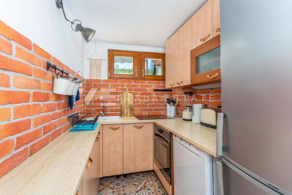 DUE CASE IN PIETRA CON PISCINA IN POSIZIONE TRANQUILLA