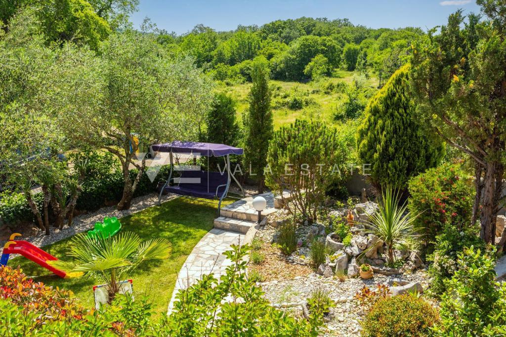 DUE CASE IN PIETRA CON PISCINA IN POSIZIONE TRANQUILLA