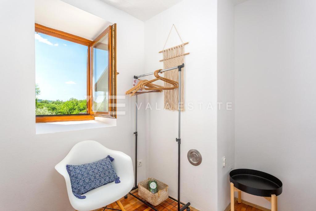 DUE CASE IN PIETRA CON PISCINA IN POSIZIONE TRANQUILLA