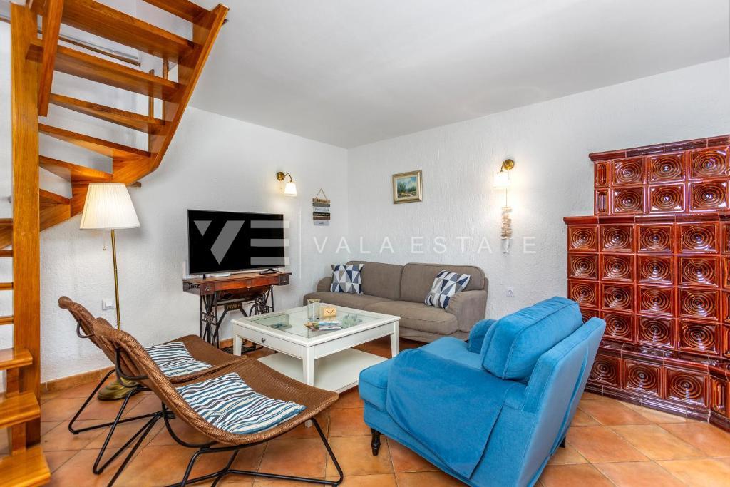 DUE CASE IN PIETRA CON PISCINA IN POSIZIONE TRANQUILLA