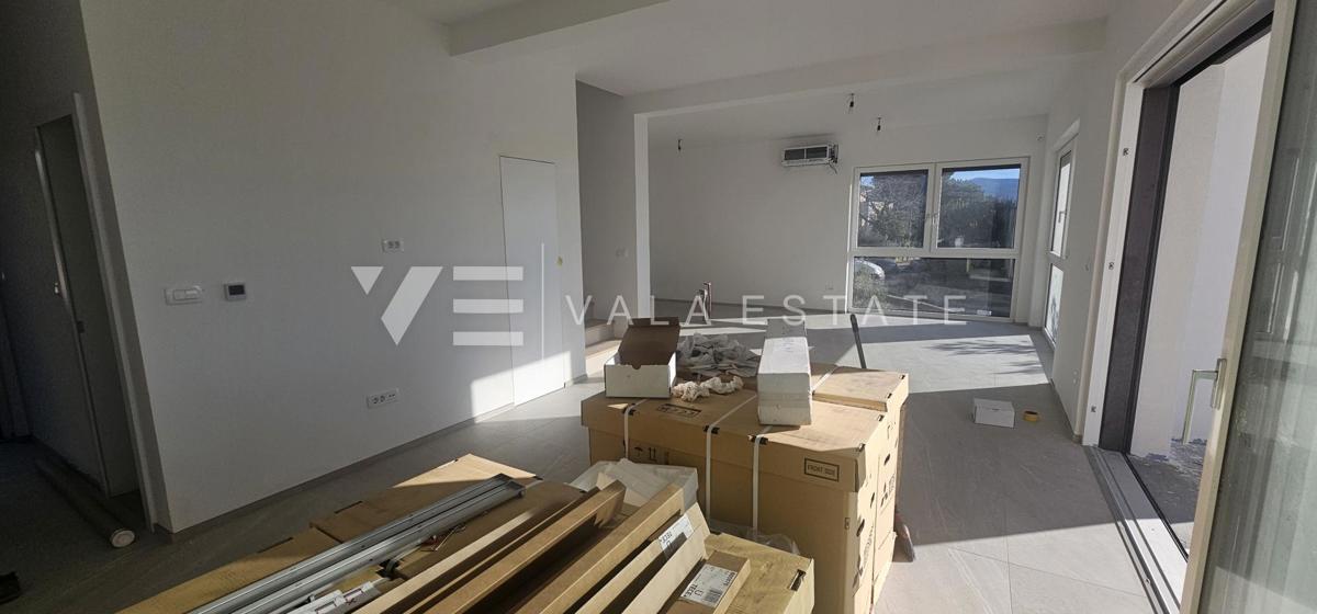 APPARTAMENTO SU DUE PIANI IN UN NUOVO EDIFICIO CON VISTA MARE