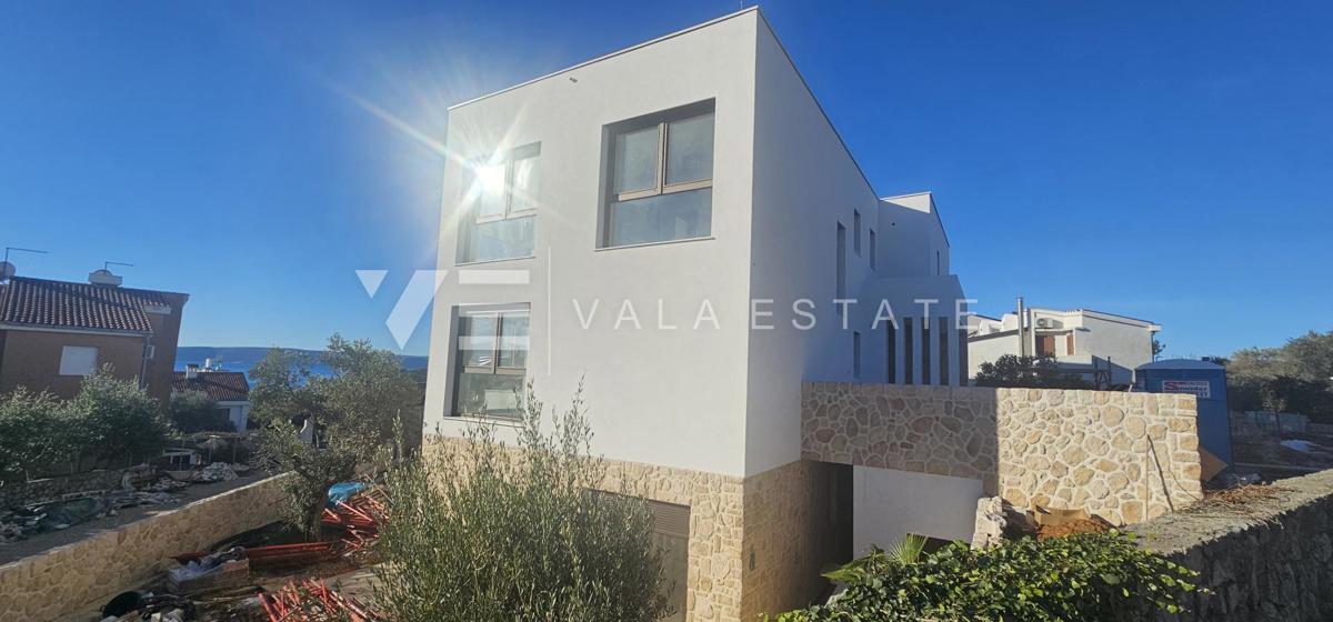 APPARTAMENTO SU DUE PIANI IN UN NUOVO EDIFICIO CON VISTA MARE