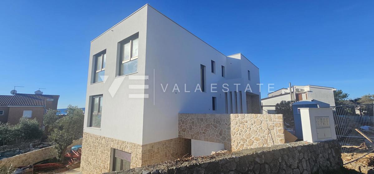 APPARTAMENTO SU DUE PIANI IN UN NUOVO EDIFICIO CON VISTA MARE