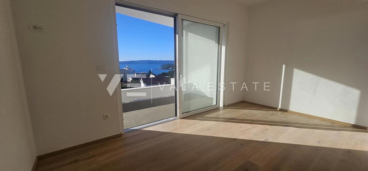 APPARTAMENTO SU DUE PIANI IN UN NUOVO EDIFICIO CON VISTA MARE