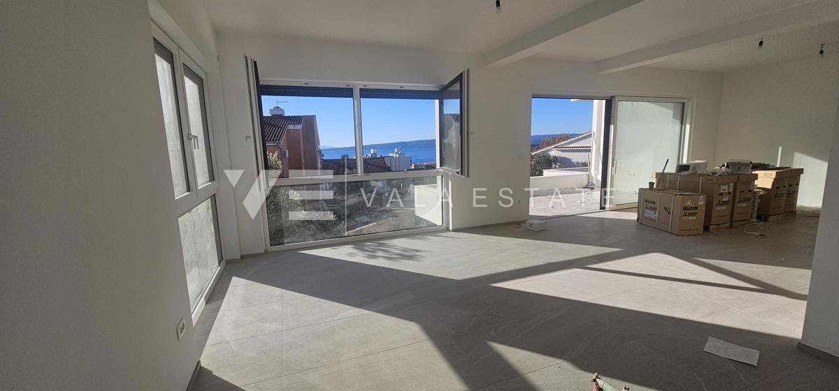 APPARTAMENTO SU DUE PIANI IN UN NUOVO EDIFICIO CON VISTA MARE