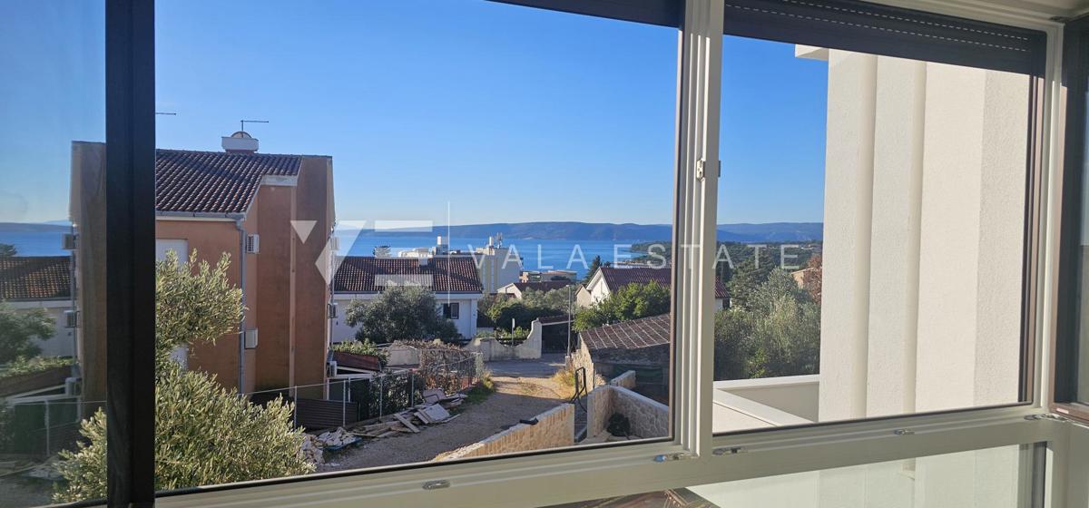 APPARTAMENTO SU DUE PIANI IN UN NUOVO EDIFICIO CON VISTA MARE