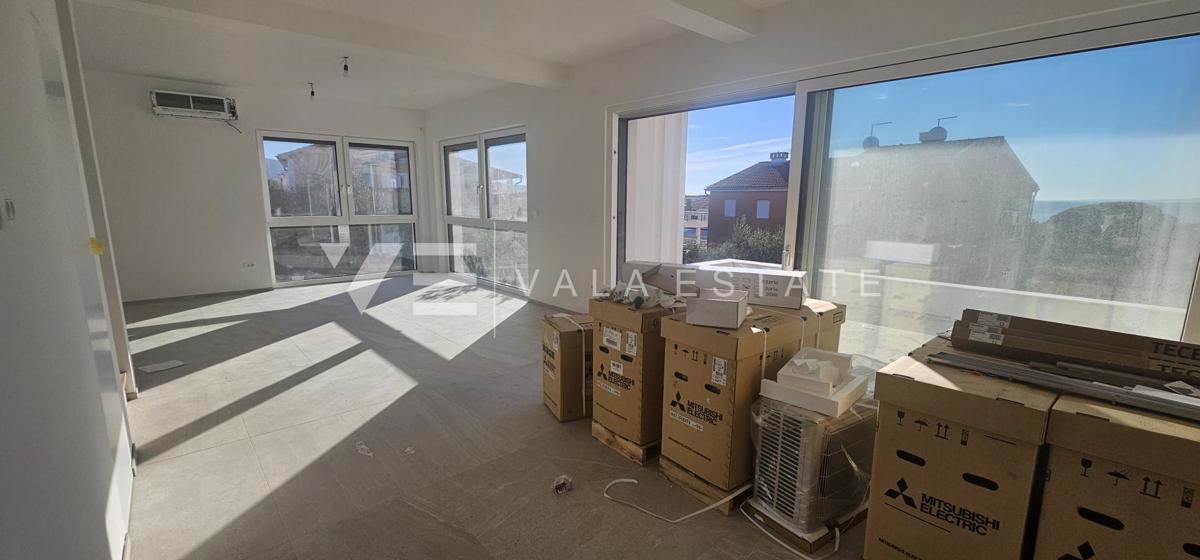 APPARTAMENTO SU DUE PIANI IN UN NUOVO EDIFICIO CON VISTA MARE