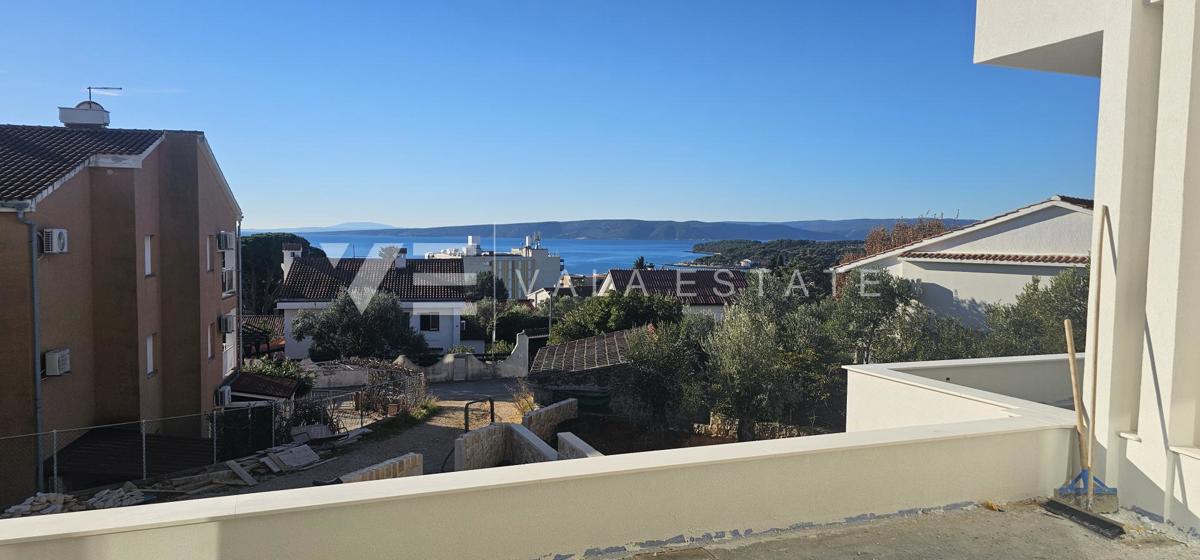 APPARTAMENTO SU DUE PIANI IN UN NUOVO EDIFICIO CON VISTA MARE