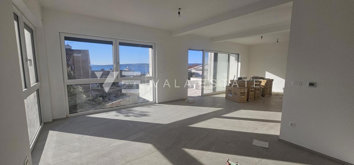 APPARTAMENTO SU DUE PIANI IN UN NUOVO EDIFICIO CON VISTA MARE