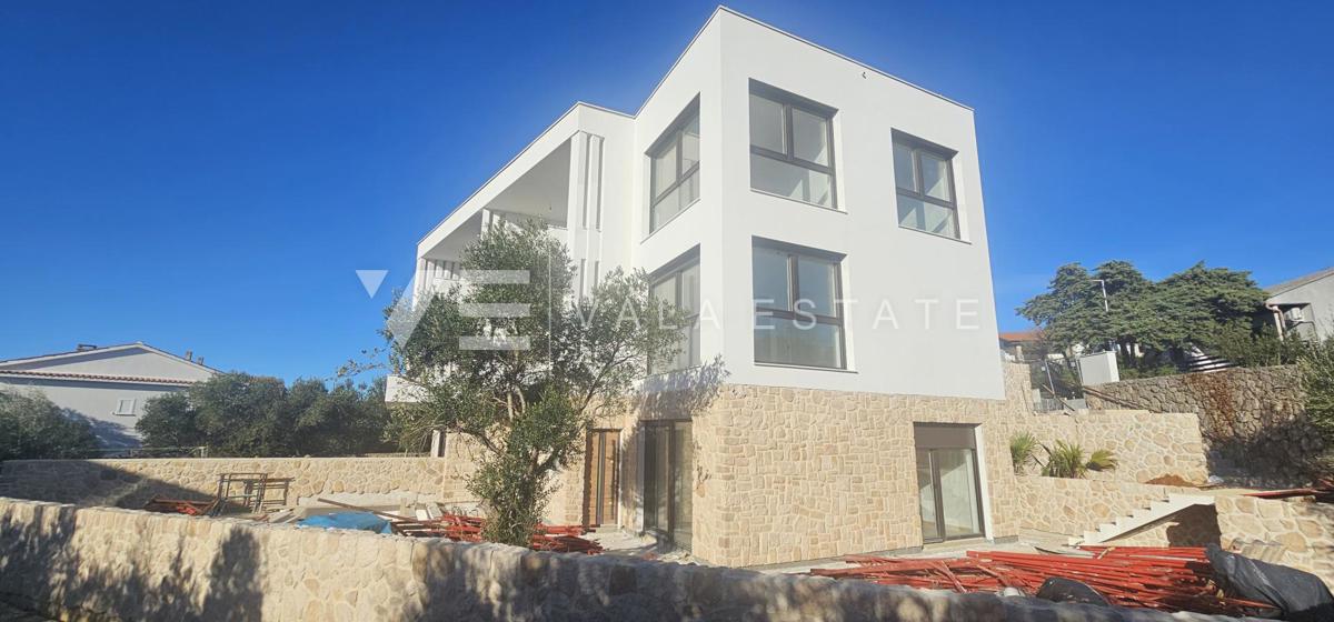 APPARTAMENTO SU DUE PIANI IN UN NUOVO EDIFICIO CON VISTA MARE