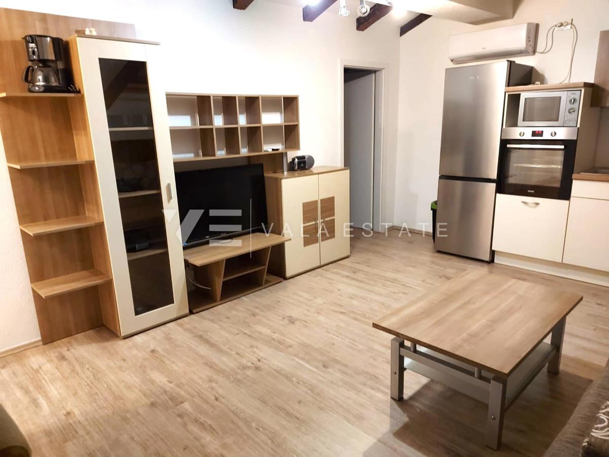 DUE APPARTAMENTI ARREDATI CON GIARDINO IN POSIZIONE TRANQUILLA