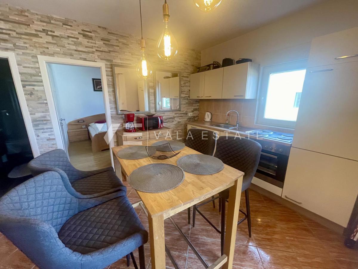 DUE APPARTAMENTI ARREDATI CON GIARDINO IN POSIZIONE TRANQUILLA