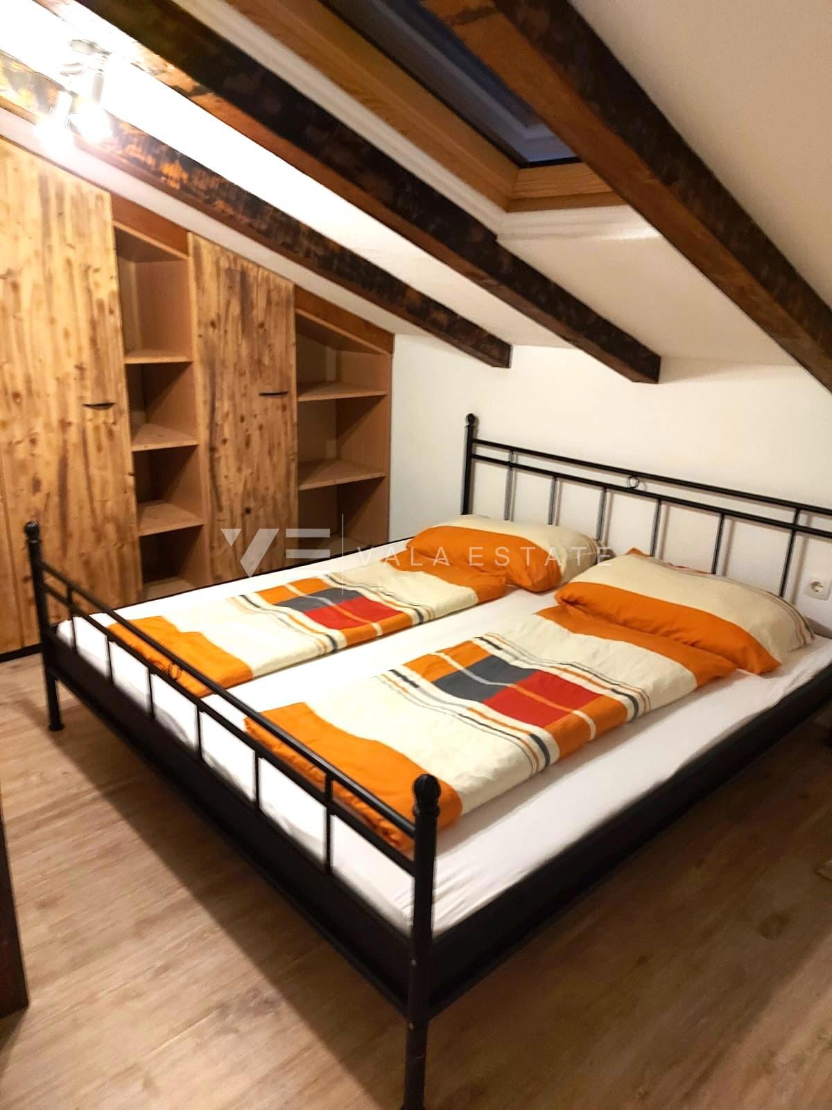 DUE APPARTAMENTI ARREDATI CON GIARDINO IN POSIZIONE TRANQUILLA