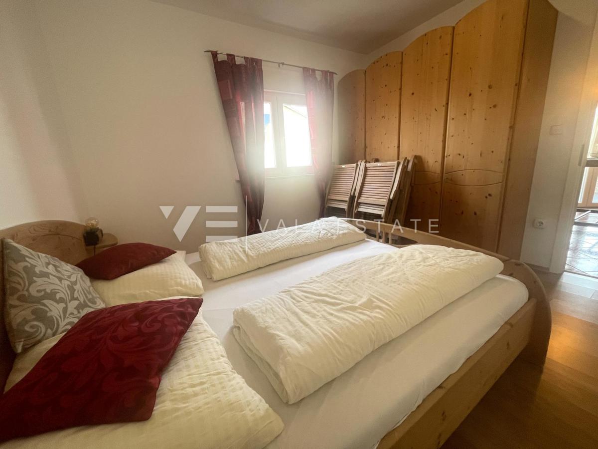 DUE APPARTAMENTI ARREDATI CON GIARDINO IN POSIZIONE TRANQUILLA