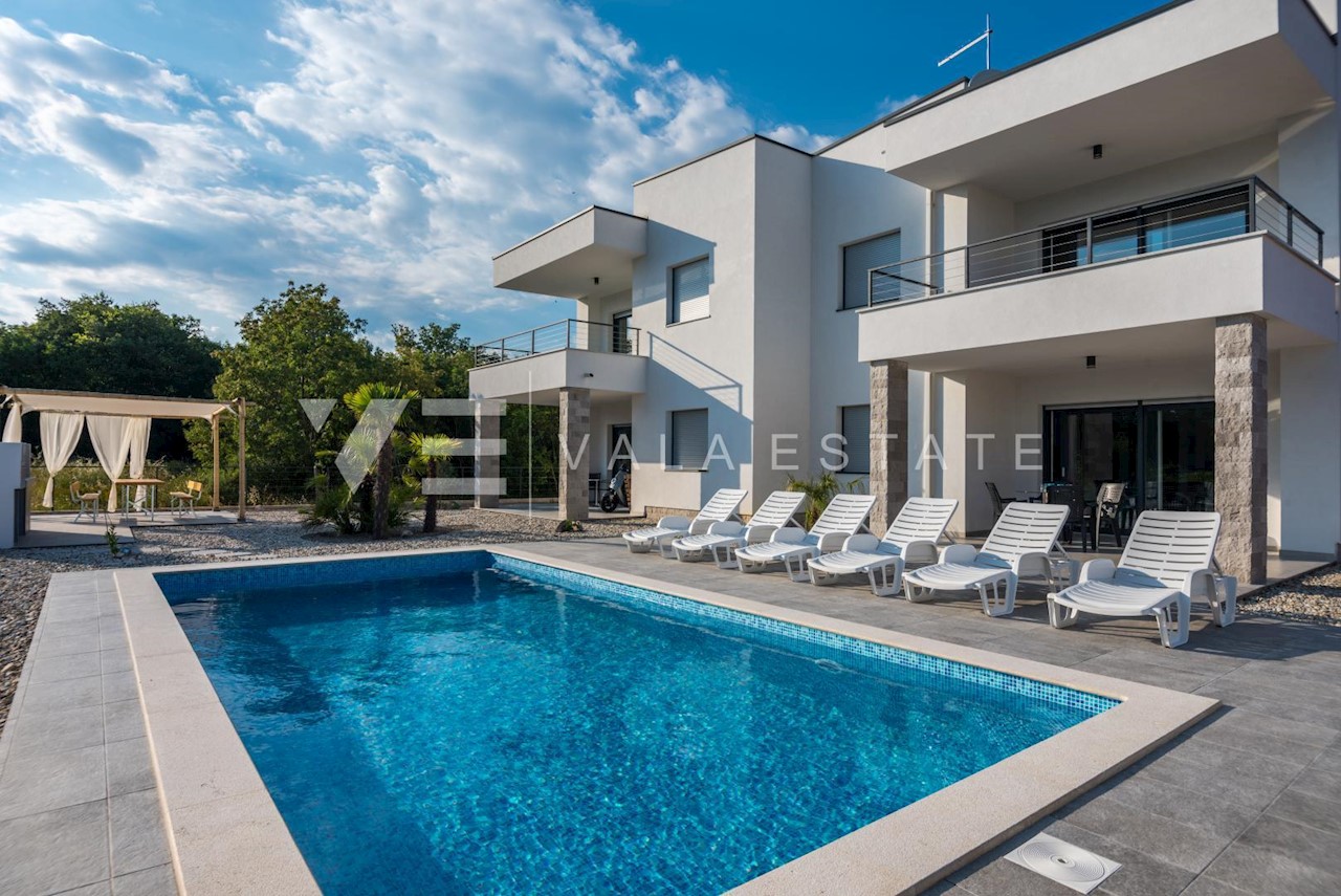 BELLEISSIMA NUOVA VILLA IN POSIZIONE TRANQUILLA CON VISTA SUL MARE