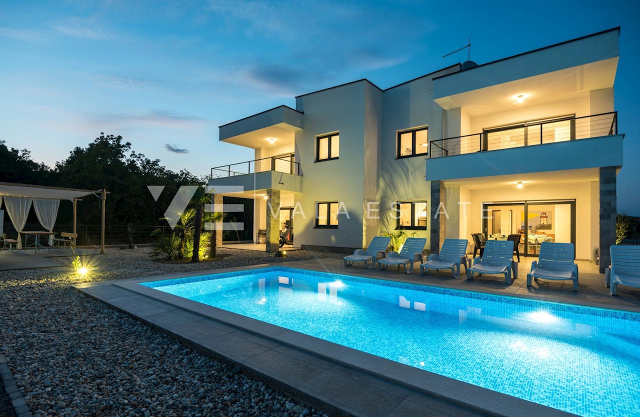 BELLEISSIMA NUOVA VILLA IN POSIZIONE TRANQUILLA CON VISTA SUL MARE