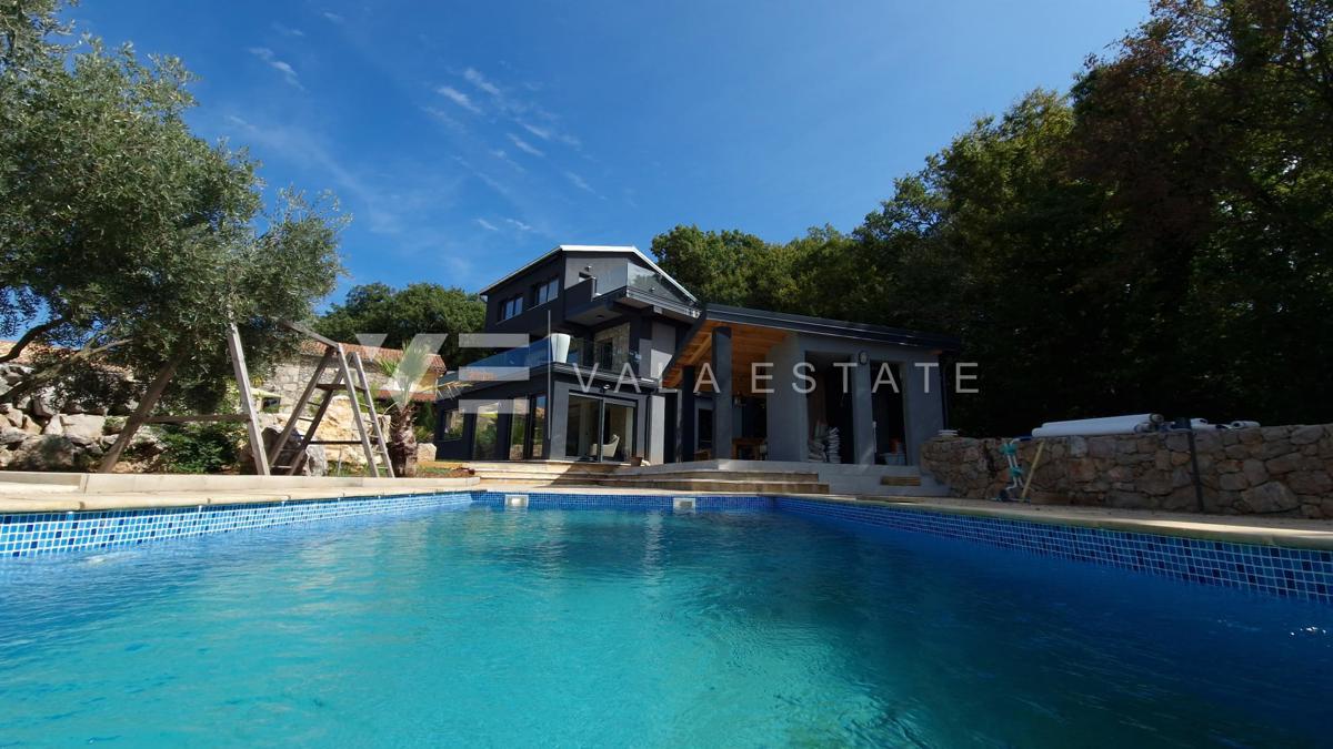 RINNOVATA CASA DI PIETRA CON PISCINA IN LOCAZIONE TRANQUILLA