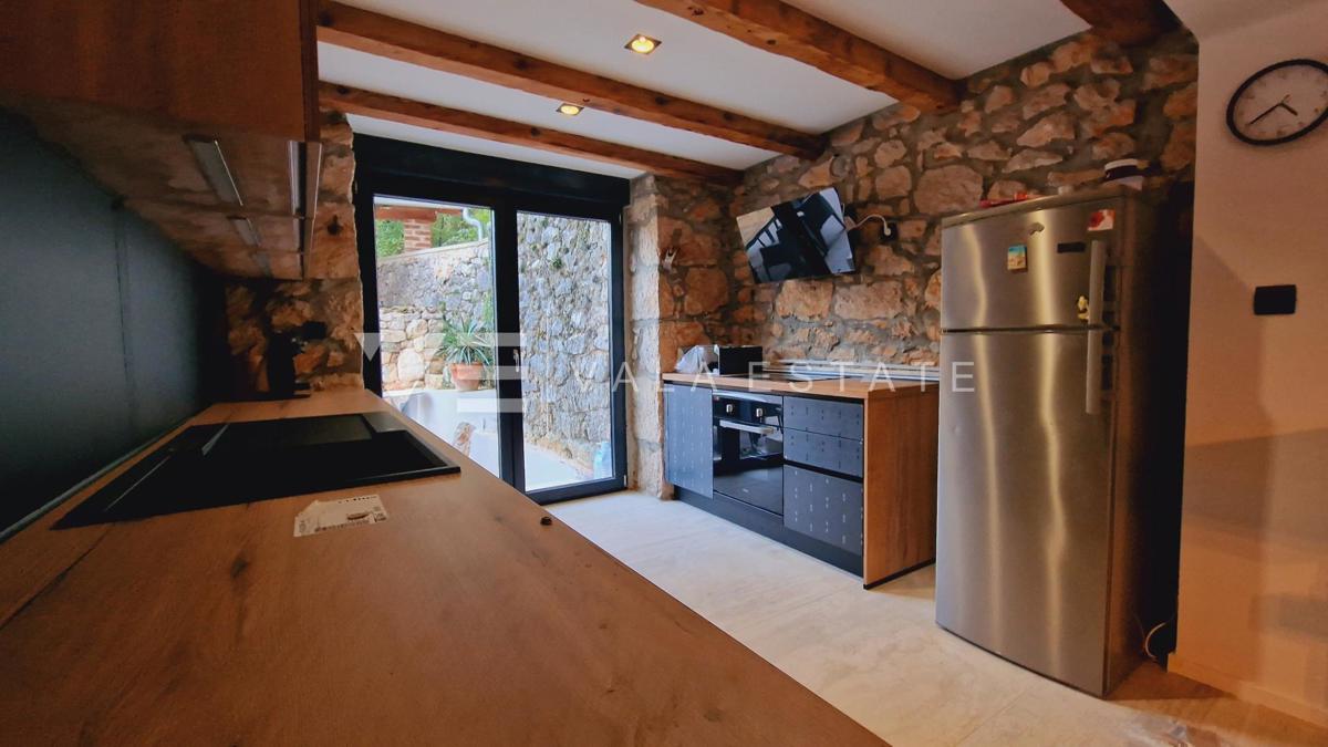 RINNOVATA CASA DI PIETRA CON PISCINA IN LOCAZIONE TRANQUILLA