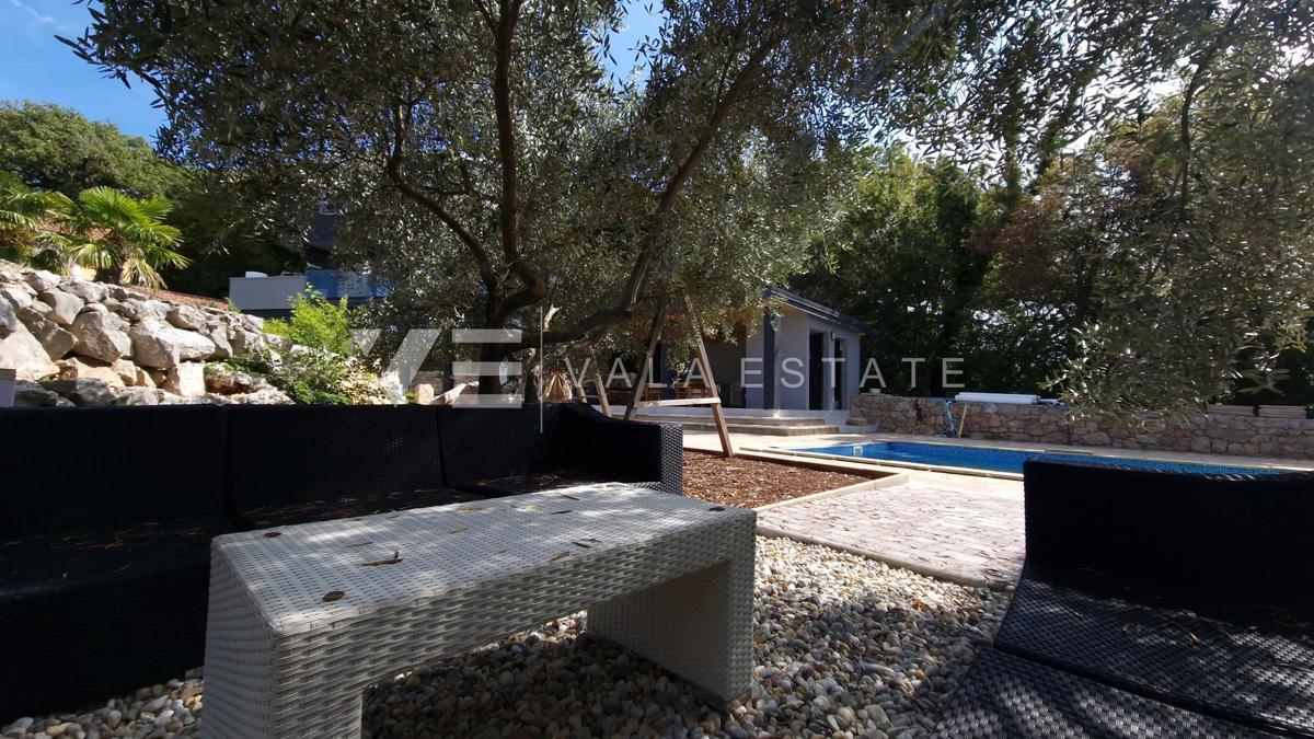 RINNOVATA CASA DI PIETRA CON PISCINA IN LOCAZIONE TRANQUILLA