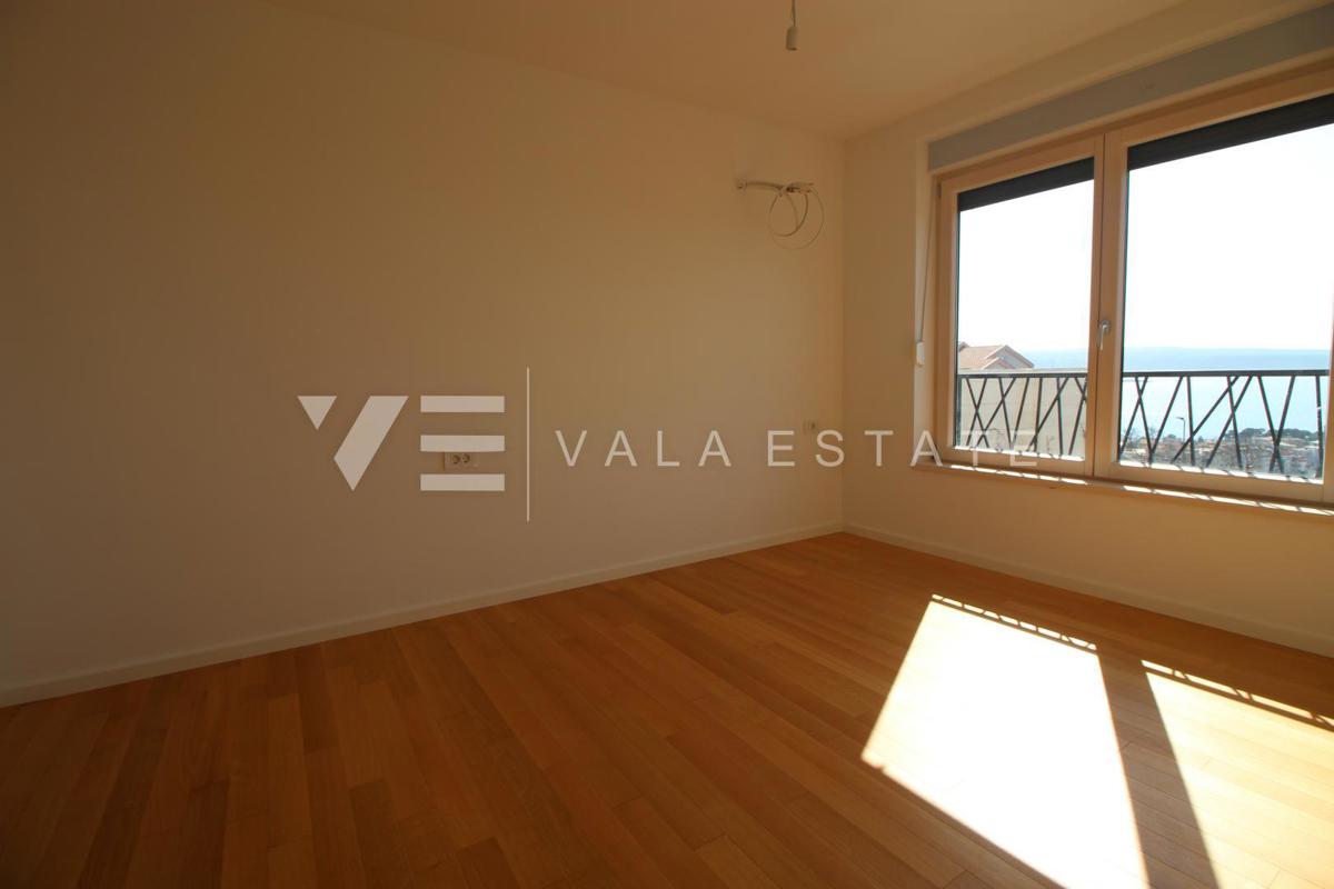 MODERNO APPARTAMENTO AL PIANO TERRA CON GIARDINO E VISTA MARE
