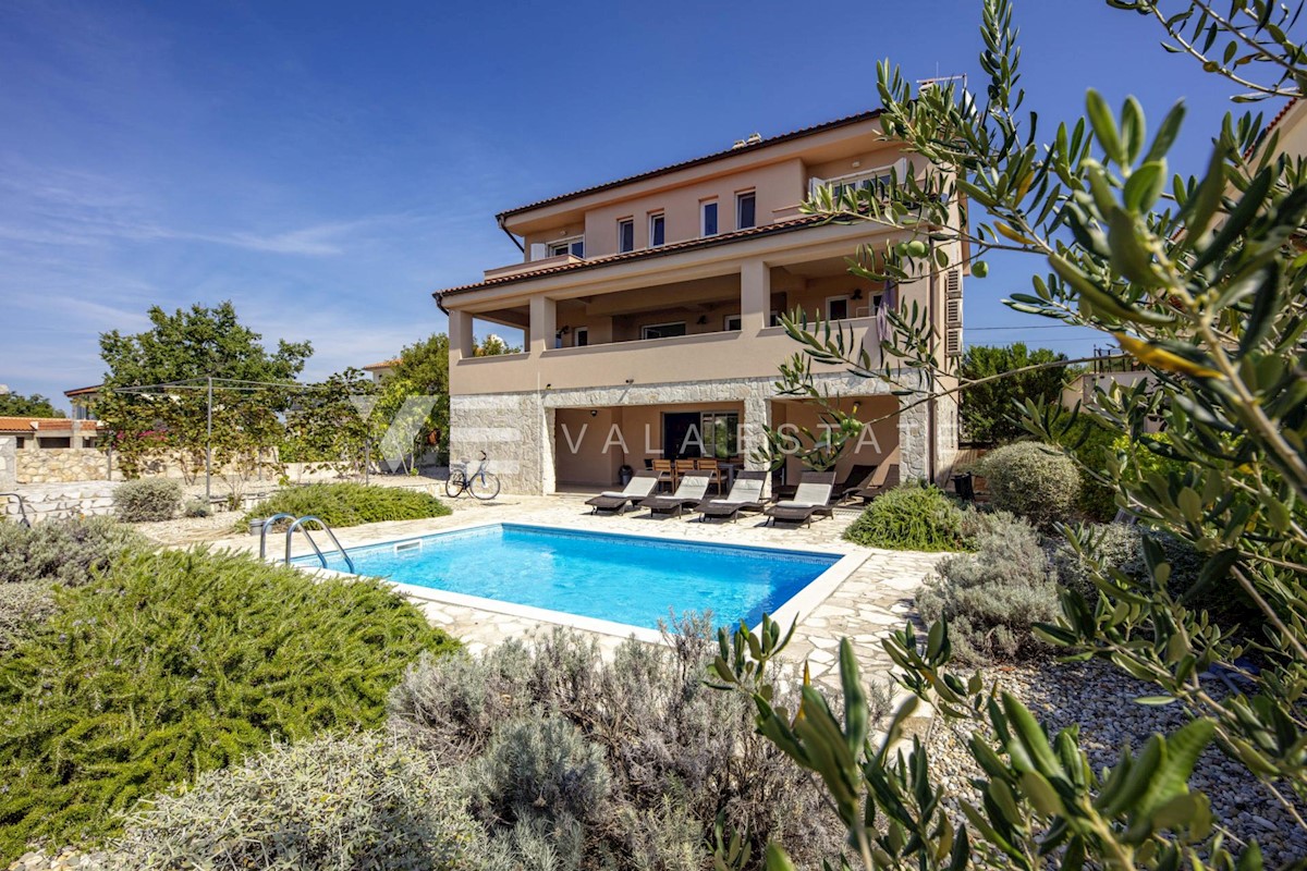 CASA DI LUSSO CON PISCINA E SPLENDIDA VISTA MARE