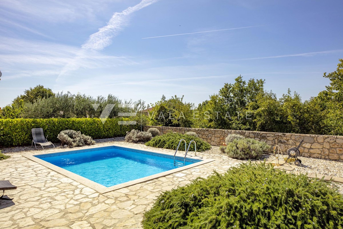 CASA DI LUSSO CON PISCINA E SPLENDIDA VISTA MARE