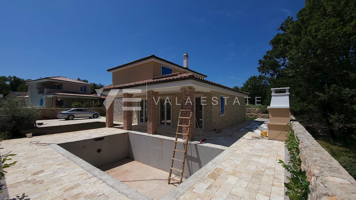 VILLA IN PIETRA CON PISCINA IN POSIZIONE TRANQUILLA