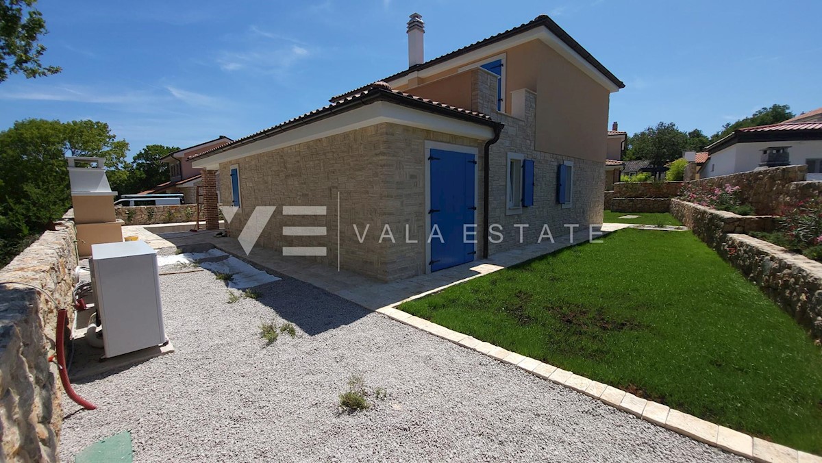 VILLA IN PIETRA CON PISCINA IN POSIZIONE TRANQUILLA