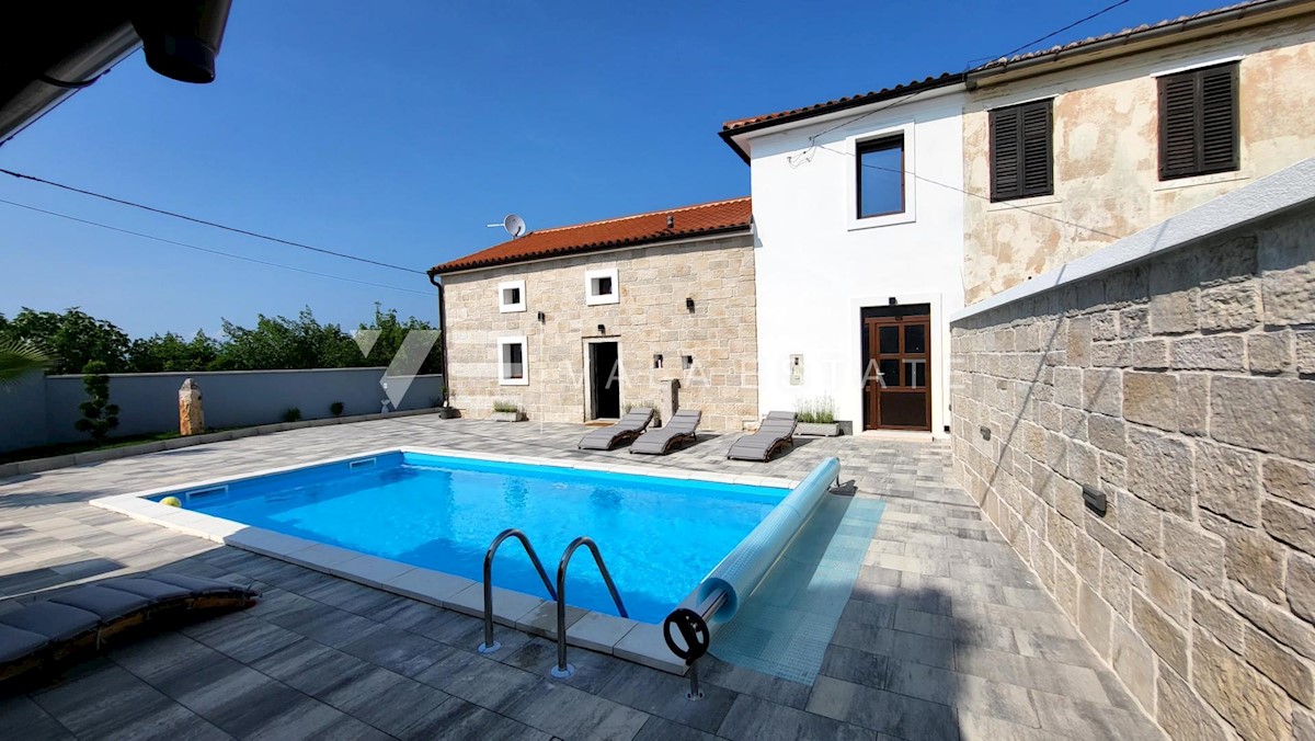 CASA IN PIETRA SUL MARE RECENTEMENTE ADATTATA CON PISCINA