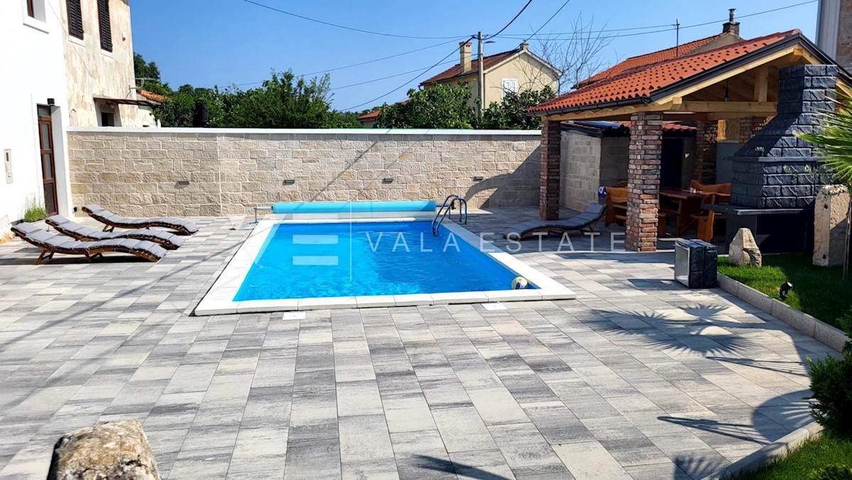 CASA IN PIETRA SUL MARE RECENTEMENTE ADATTATA CON PISCINA