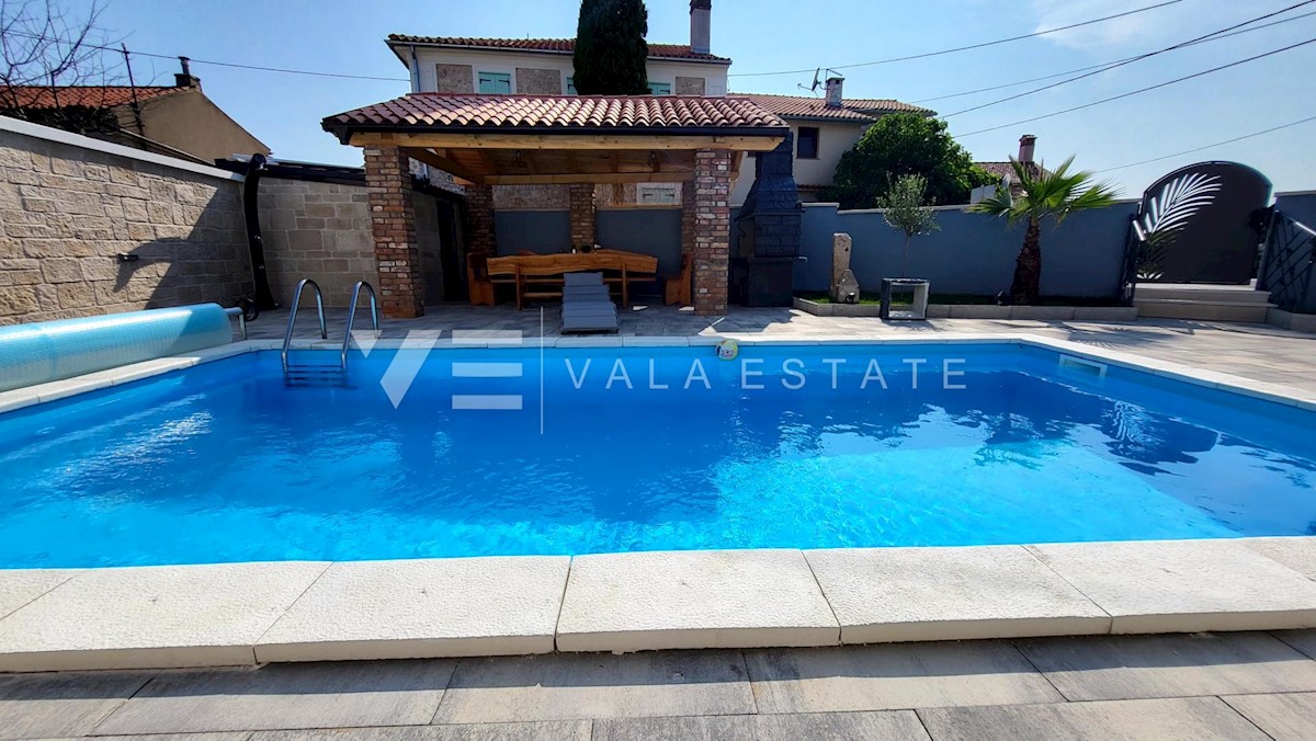 CASA IN PIETRA SUL MARE RECENTEMENTE ADATTATA CON PISCINA