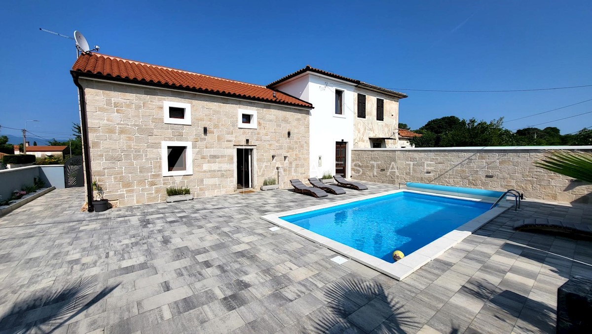 CASA IN PIETRA SUL MARE RECENTEMENTE ADATTATA CON PISCINA