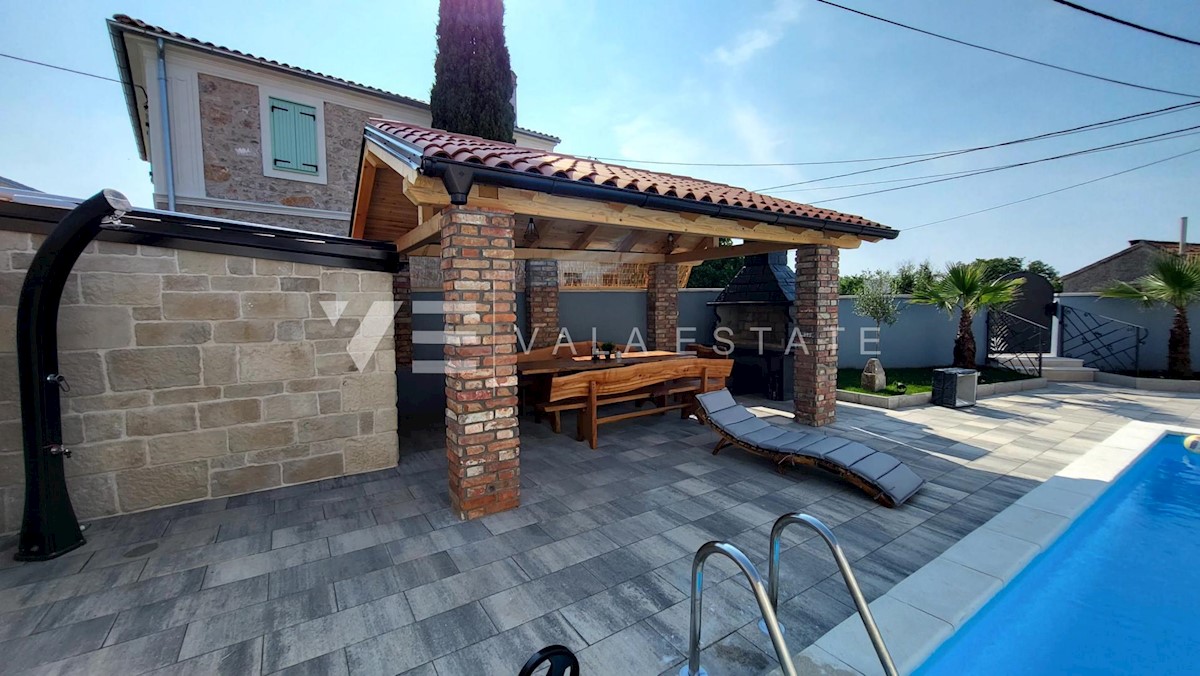 CASA IN PIETRA SUL MARE RECENTEMENTE ADATTATA CON PISCINA