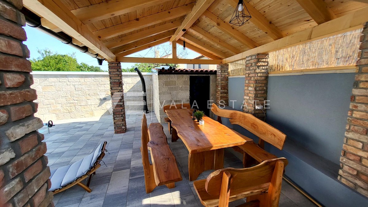 CASA IN PIETRA SUL MARE RECENTEMENTE ADATTATA CON PISCINA