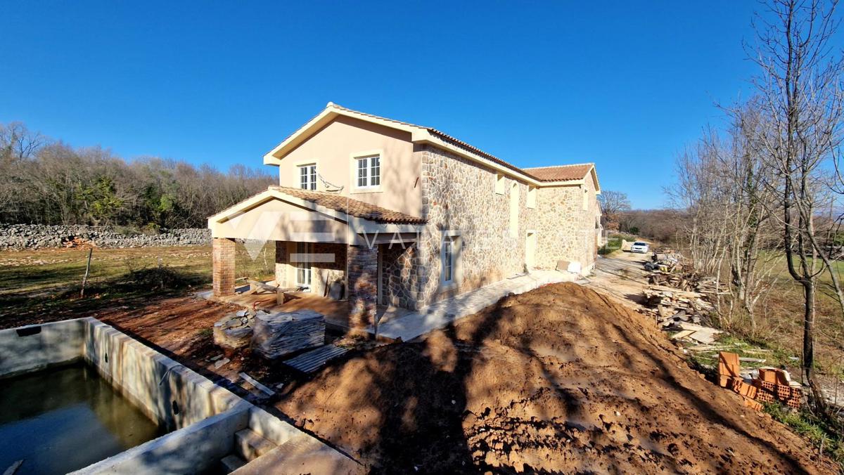 CASALE DOPPIO IN PIETRA CON PISCINA IN POSIZIONE TRANQUILLA