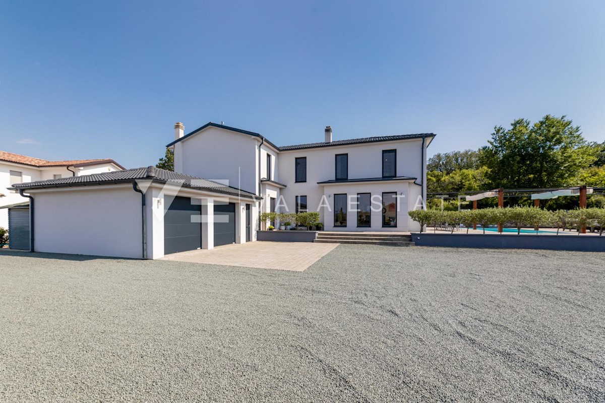 CASA MODERNA CON PISCINA AI BORDI DI UNA ZONA VERDE