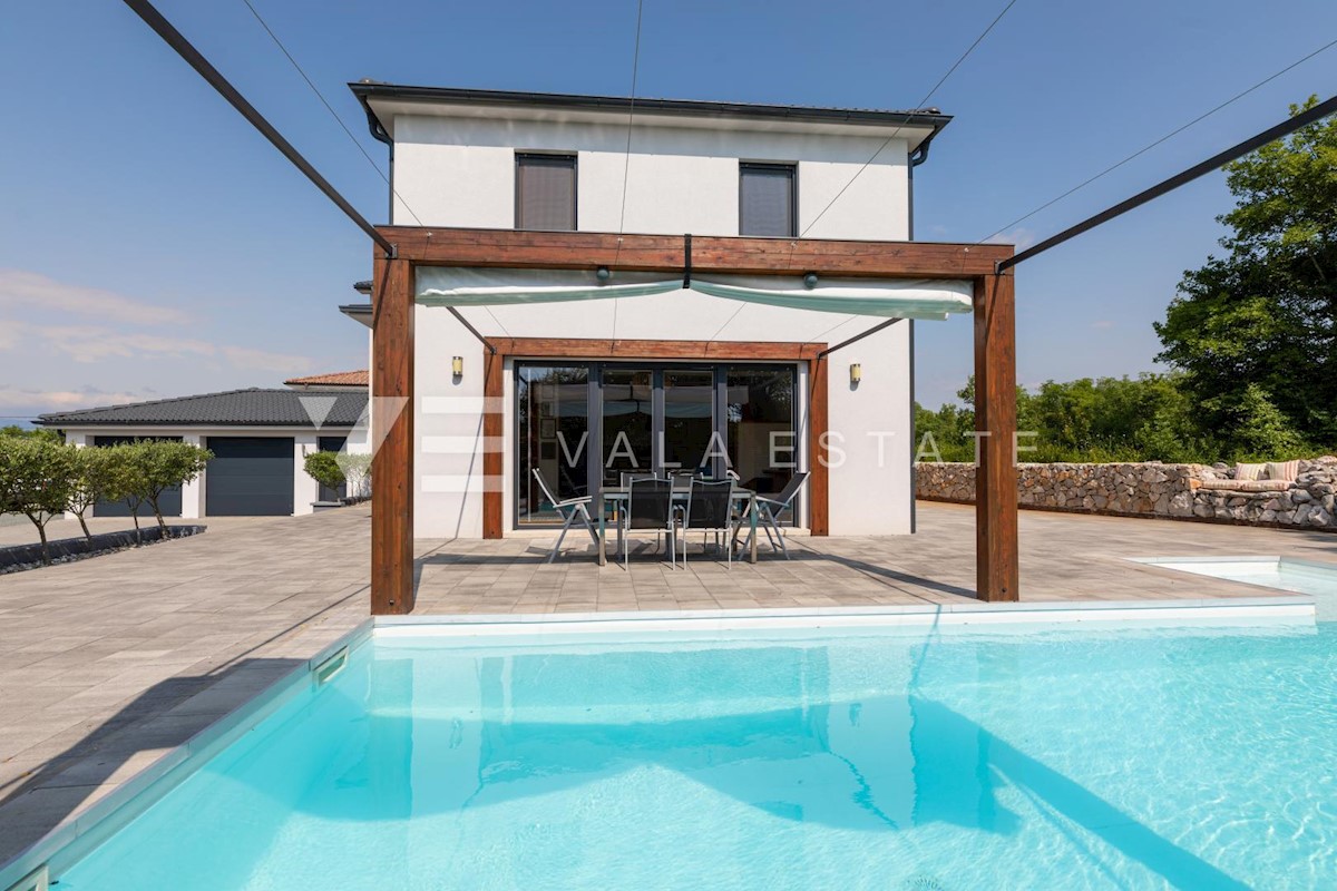 CASA MODERNA CON PISCINA AI BORDI DI UNA ZONA VERDE