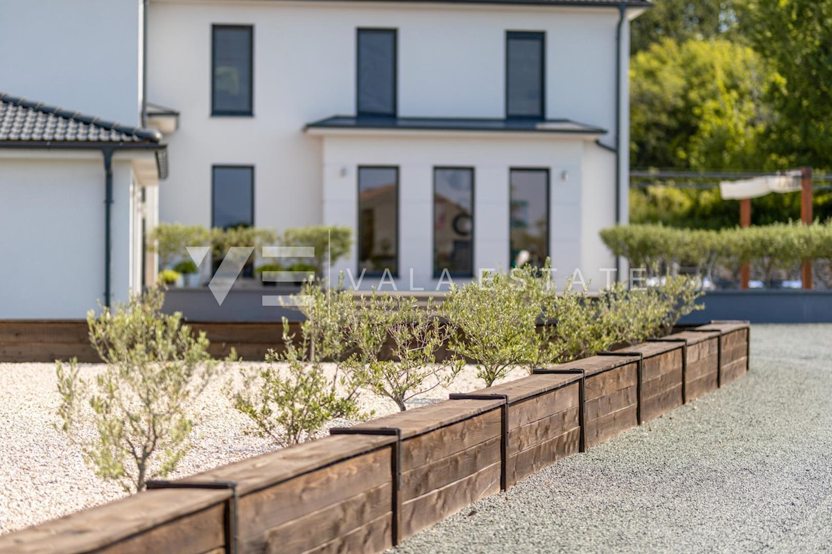 CASA MODERNA CON PISCINA AI BORDI DI UNA ZONA VERDE