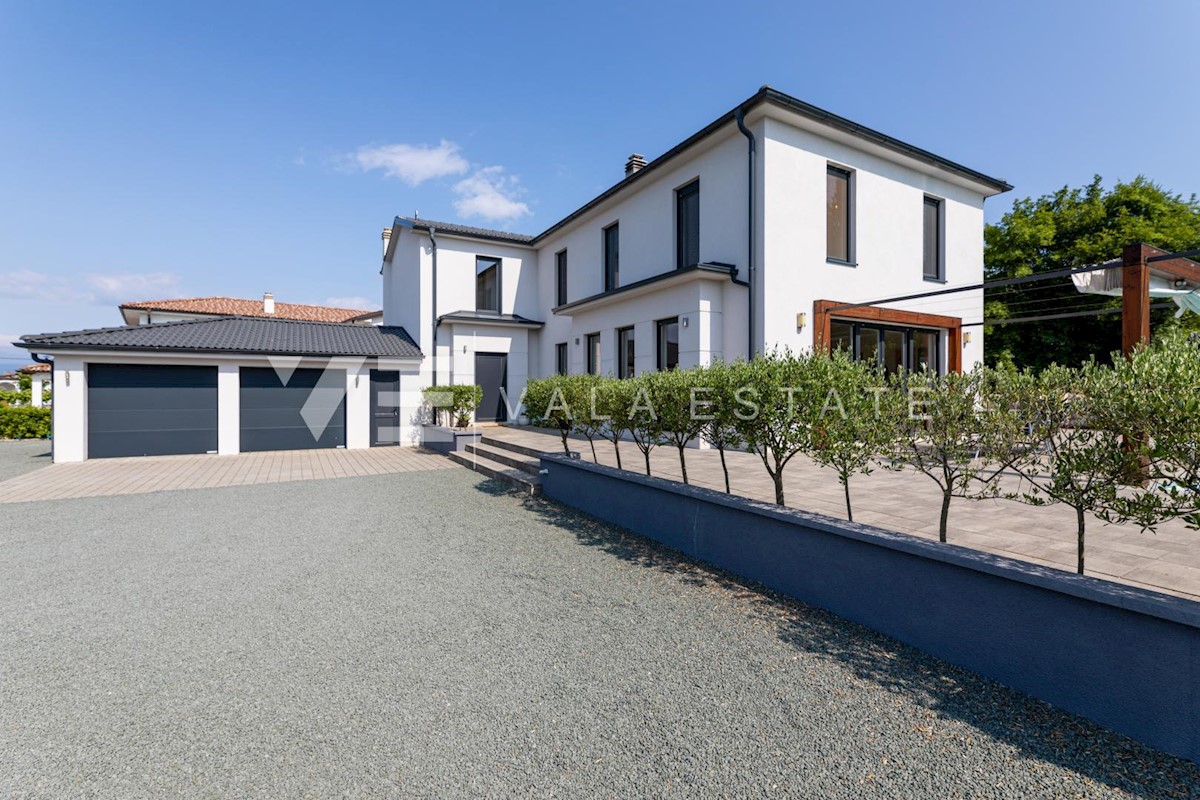 CASA MODERNA CON PISCINA AI BORDI DI UNA ZONA VERDE