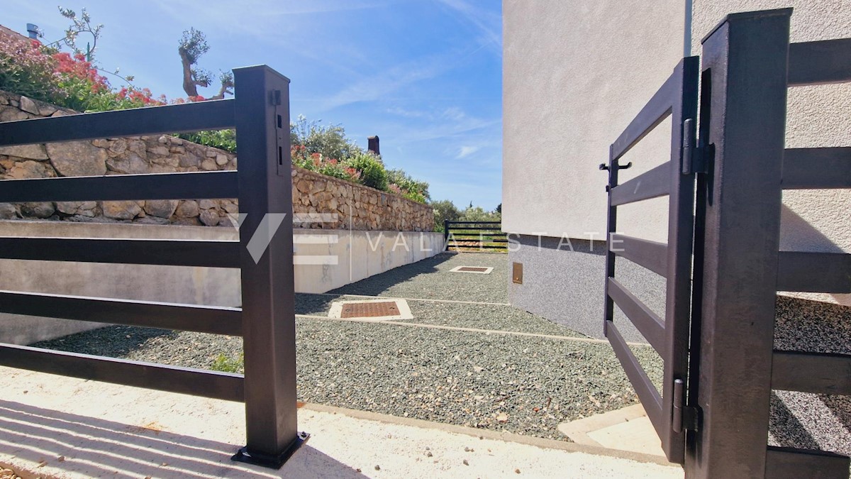 APPARTAMENTO AL PIANO TERRA CON GIARDINO, PISCINA E VISTA MARE