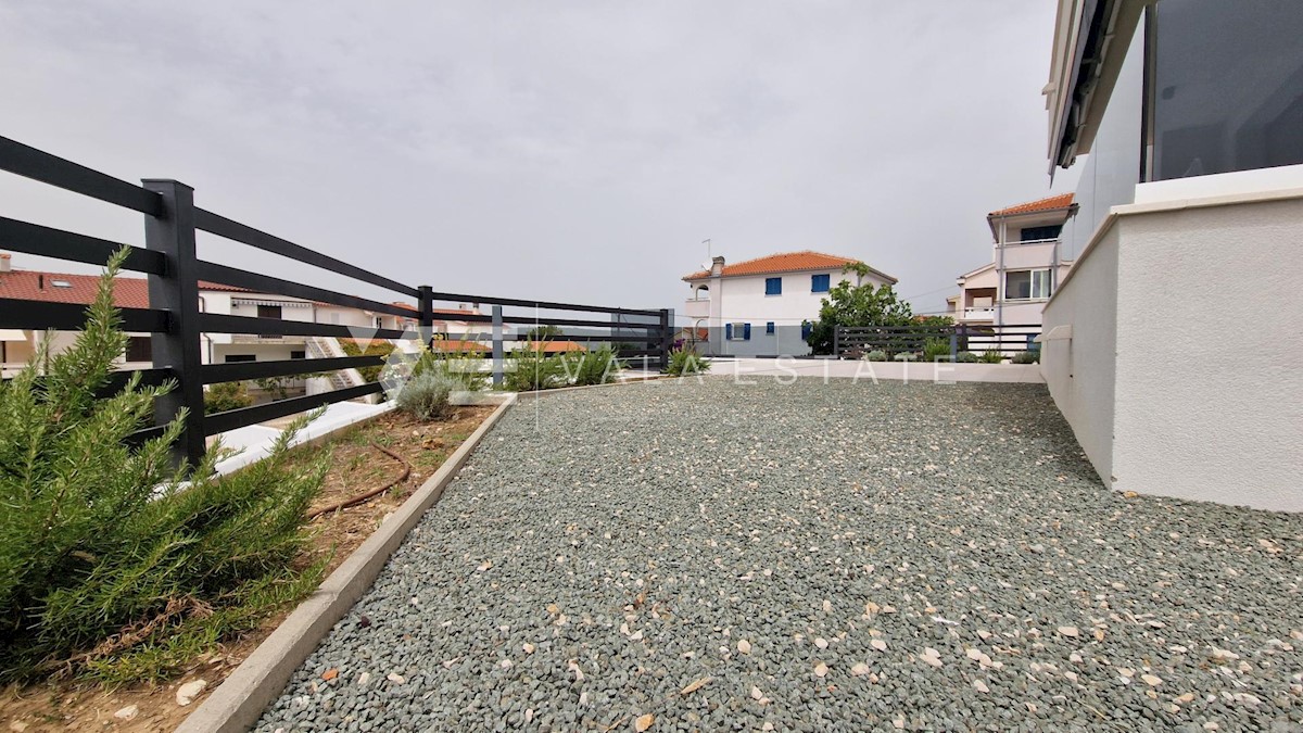 APPARTAMENTO AL PIANO TERRA CON GIARDINO, PISCINA E VISTA MARE