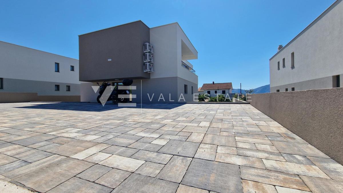 VILLA MODERNA CON PISCINA E VISTA MARE