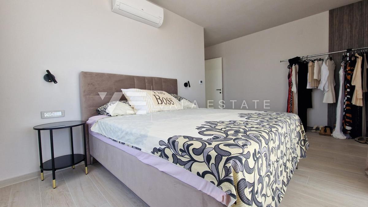 VILLA MODERNA CON PISCINA E VISTA MARE