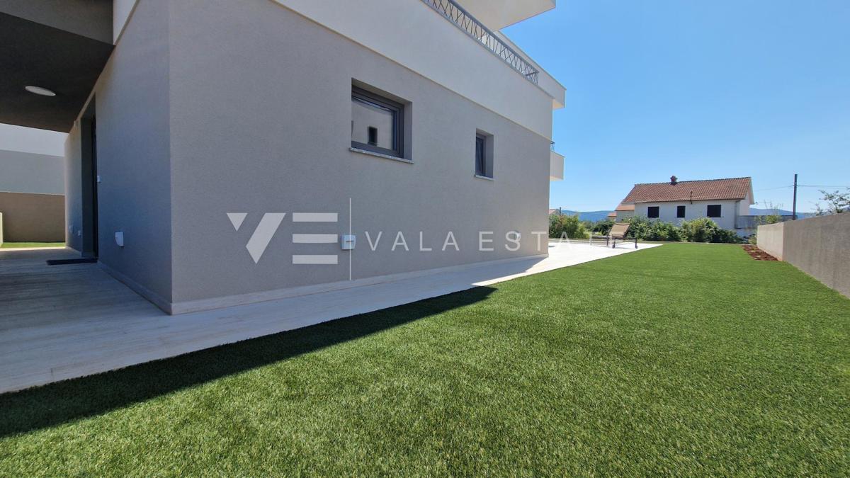 VILLA MODERNA CON PISCINA E VISTA MARE