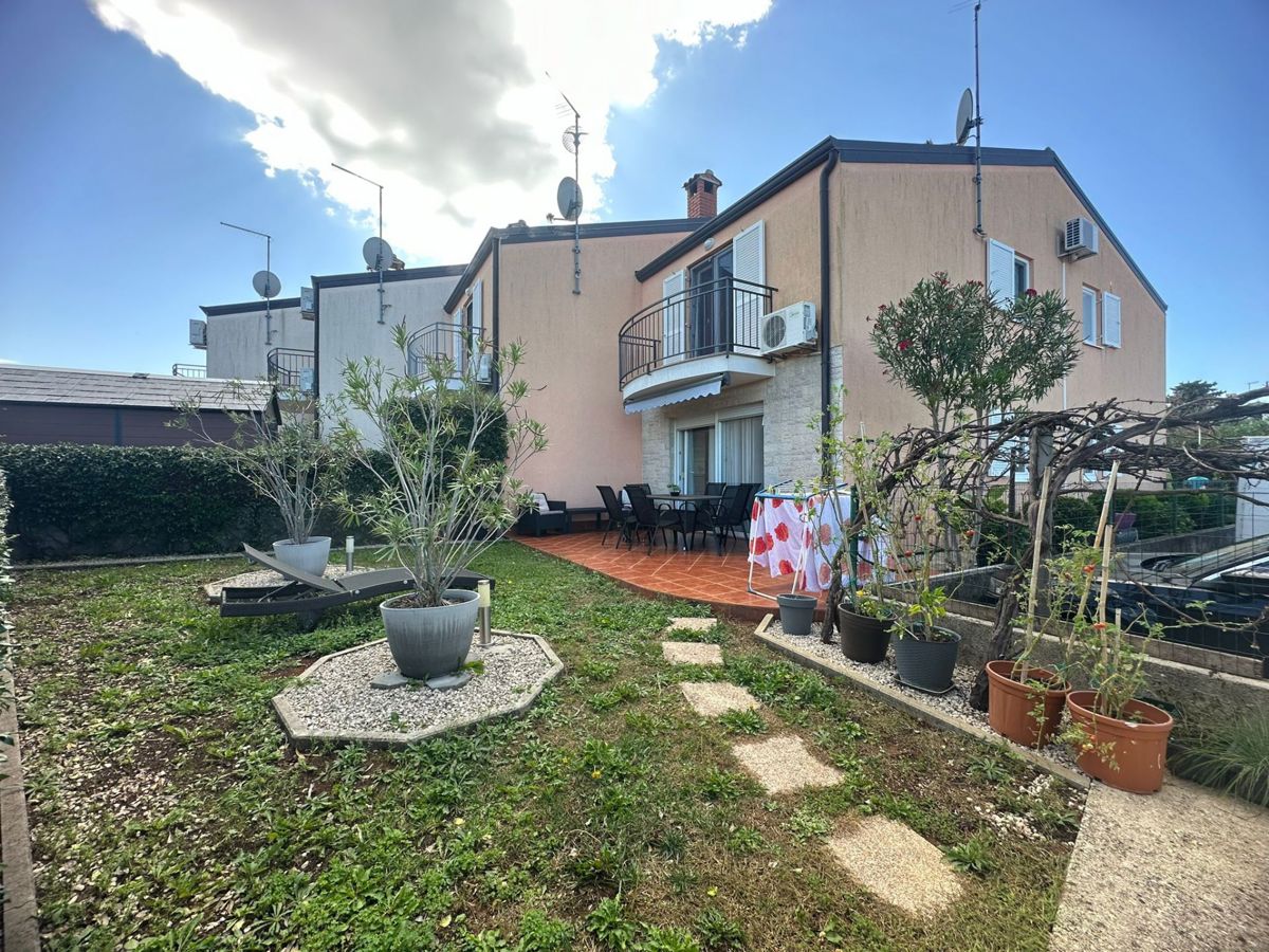 Bella casa alle fine di filla di case con giardino, Tar-Vabriga