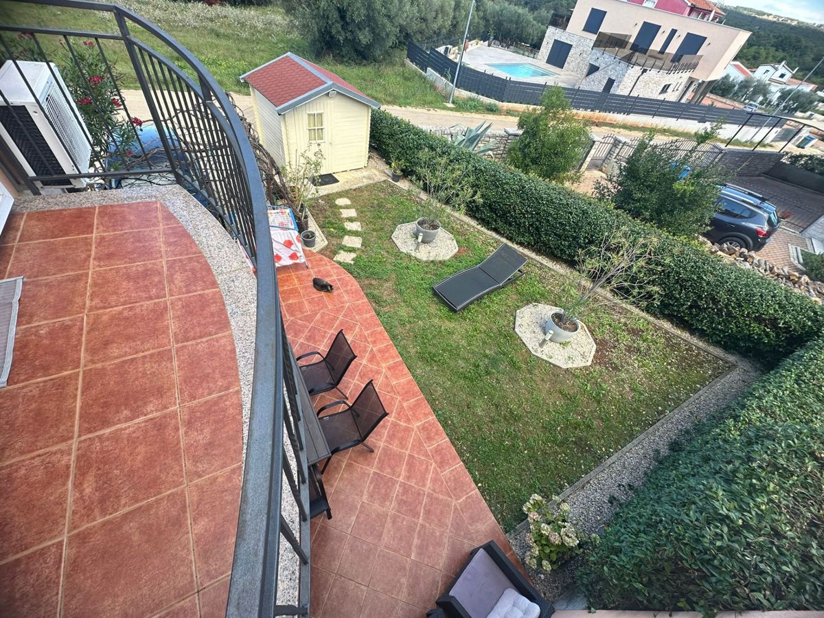 Bella casa alle fine di filla di case con giardino, Tar-Vabriga