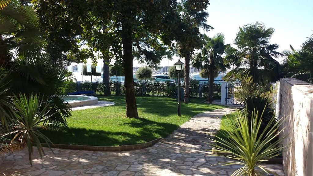 Lussuosa villa con piscina, prima fila al mare, Umag